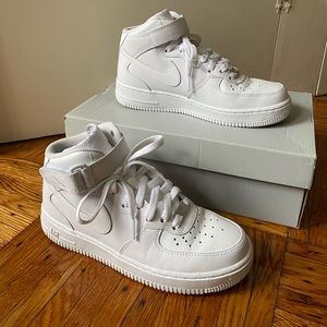 Nike WMNS Air Force 1 07’ Mid